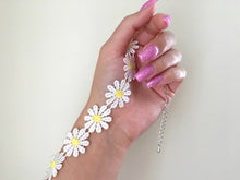Load image into Gallery viewer, Shiny Daisy Choker